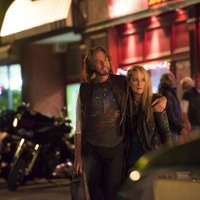 “ロックシンガー”メリル・ストリープ、ラブラブ2ショット画像解禁『幸せをつかむ歌』 画像