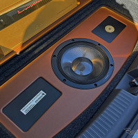 「イン・カー・リスニング学」入門 Part2「低音強化編」薄いのからデカいのまで「サブウーファー」はいろいろ。どれも同じ？