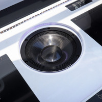 「イン・カー・リスニング学」入門 Part2「低音強化編」導入の難易度がもっとも高い「単体サブウーファー」が人気なのは、なぜ？