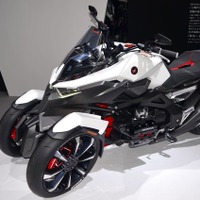 【東京モーターショー15】エイリアン襲来…!?　ホンダのハイブリッド3輪 画像
