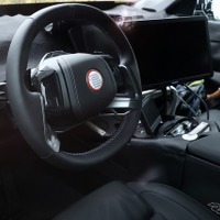 BMW M初の高性能フル電動SUV、『iX3 M』の内装を激写！ 画像