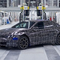 BMWの新世代EV「ノイエ・クラッセ」第2弾、セダン『i3』新型の量産前テスト車両がラインオフ 画像