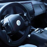 BMWの最強ワゴン『M5ツーリング』、新型の車内を初スクープ！ 新ステリング形状に注目 画像