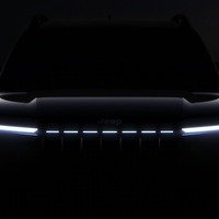 ジープの小型SUV『アベンジャー』に改良新型、新デザインの7スロットグリルを予告 画像