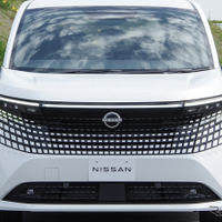 【日産 エルグランド 新型】あえて全幅を45mm拡大!? 高級ミニバンの王者『アルファード』にないものと、ミスから生まれた“偶然の産物” 画像