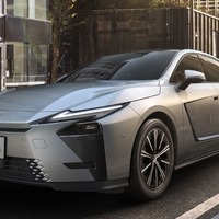 レクサス『ES』新型、ハイブリッド・EVともに790万円から…EVの航続は最大670km 画像