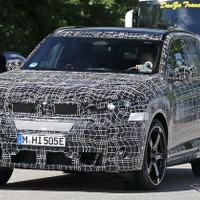 2トン級のフル電動SUV、BMW『iX5M』のスクープに成功---ガソリンエンジンのX5Mを圧倒か 画像