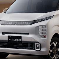 三菱の軽乗用EV『eKクロス EV』がデザイン刷新、コンセント追加も　244万6400円から 画像
