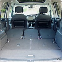 【VW ゴルフトゥーラン 新型】フルフラットシートでワゴンのような使い方も可…新旧パッケージング比較 ラゲッジ編 画像
