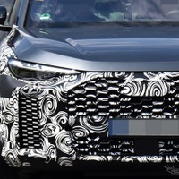 アウディのスーパーSUV『RS Q5』は630馬力級PHEVに!? ワイドボディの開発車両をスクープ 画像