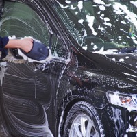炎天下の洗車はなぜNG？ 水ジミ・シャンプー跡を防ぐ夏の洗車方法～Weeklyメンテナンス～ 画像