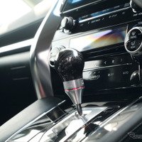 コクピットをスパルタンに演出…HKS『ハイエース』『アルファード』など5車種に対応、トヨタAT車向け「カーボンシフトノブ」発売 画像