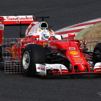 【F1】テスト1日目…ベッテルがトップタイム、ハミルトン早くも700km走破 画像