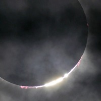 パナソニック、太陽光発電の電力だけで皆既日食を生中継3/9 画像