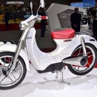 【東京モーターショー15】発売目指し開発中…ホンダ、電動 スーパーカブ 初公開 画像