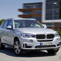 BMW X5/X6、レーンチェンジウォーニングとアクティブプロテクションを標準装備 画像