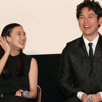 『家族はつらいよ』 で恋人役の妻夫木聡＆蒼井優、初日舞台挨拶でも息ピッタリ 画像