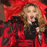 ツアーで暴走するマドンナ、ファンの胸を露出させ自ら「セクハラ」発言 画像