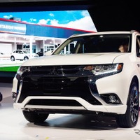 【ニューヨークモーターショー16】三菱 アウトランダー PHEV 、改良新型を米国初公開 画像