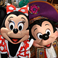 ケイティ＆オーランド、“ディズニーデート”で人目もはばからずイチャつく 画像