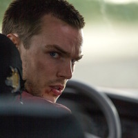 ニコラス・ホルト、砂漠から高速道路に!? 高級車で大激走の主演作『アウトバーン』 画像