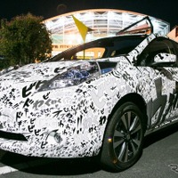 【動画追加】日産、ドライバーの脳波を解析する リーフ を制作…運転感覚をフキダシで路面に投影 画像
