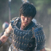 山崎賢人、泥まみれで熱演「キングダム」動画公開！羌カイ＆ホウ煖の姿も 画像