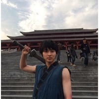 山崎賢人、「キングダム」オフショットを公開！被災地へエールも 画像