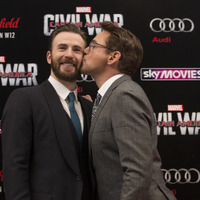 アイアンマンとキャップが突然キス!? 『シビル・ウォー』UKプレミアに登場 画像