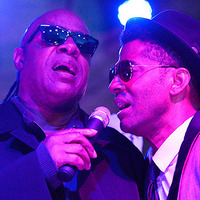 “プリンス”追悼コンサートでスティーヴィー・ワンダーらが熱唱 画像