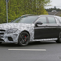 メルセデスAMG E63ワゴン次期型、ほぼフルヌード姿を激写 画像
