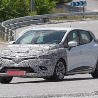 ルノー ルーテシア 改良新型、メガーヌ 風マスクでパリショー公開か!? 画像