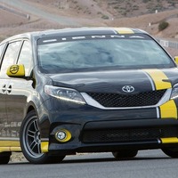 【SEMAショー15】トヨタの北米ミニバン シエナ、サーキット仕様に変身 画像