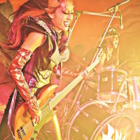 清野菜名のギャップが“鬼ヤバい”『TOO YOUNG TO DIE！』で赤鬼ベーシスト熱演 画像