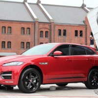 【ジャガー F-PACE】走り去っていく姿にジャガーらしさ感じさせる 画像