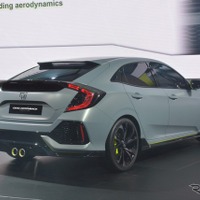 ホンダ シビック ハッチ次期型、擬装のない姿をスクープ…英メディア 画像