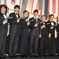 前代未聞!?　西島秀俊、松坂桃李らもたけしと一緒に並んでコマネチ！ 画像