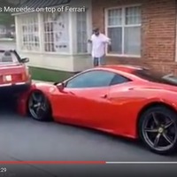 メルセデス、縦列駐車に失敗…フェラーリに乗り上げる［動画］ 画像