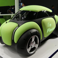 【東京モーターショー15】車体にLEDグラフィックを表示、周囲に情報伝える…豊田合成「フレスビー」 画像