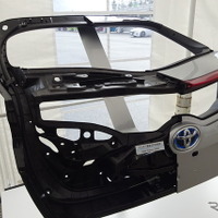 【トヨタ プリウスPHV 新型】大型部品のバックドアに炭素繊維強化樹脂を採用 画像