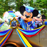 【ディズニー】ダッフィーとジェラトーニも登場！15周年コスのグリーティングドライブ 画像