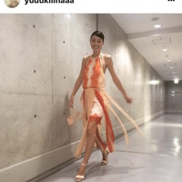 「イカ」みたいと話題の木下優樹菜のドレスを公開 画像