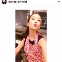 チュッ...菜々緒、ノースリーブ&エプロン姿でセクシー奥さん 画像