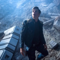 苦悩するクリス・パインが吹っ飛ぶ!? 『スター・トレック BEYOND』ド迫力の最終予告解禁 画像