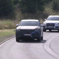 【動画】流れるウィンカー光る…VWトゥアレグ次期型、アウディQ7従え公道テスト開始！ 画像