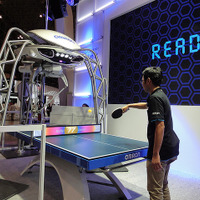 【CEATEC 16】オムロンの進化版卓球ロボットとラリーして、成長を感じて「しゃーっ」 画像