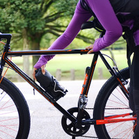 ドリンクボトルから雨具まで対応する自転車用ボトルケージ「ボトルフィットケージ」 画像