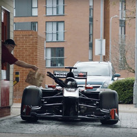 【動画】笑撃！F1マシンで街中のドライブスルーに行くとどうなる？ 画像