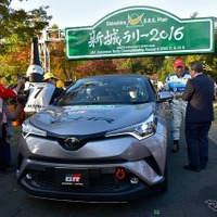 トヨタ C-HR、ラリー仕様がデモ走行…豊田社長がドライブ 画像
