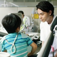菅田将暉の“歯科医”姿も！ 『キセキ』場面写真が公開 画像